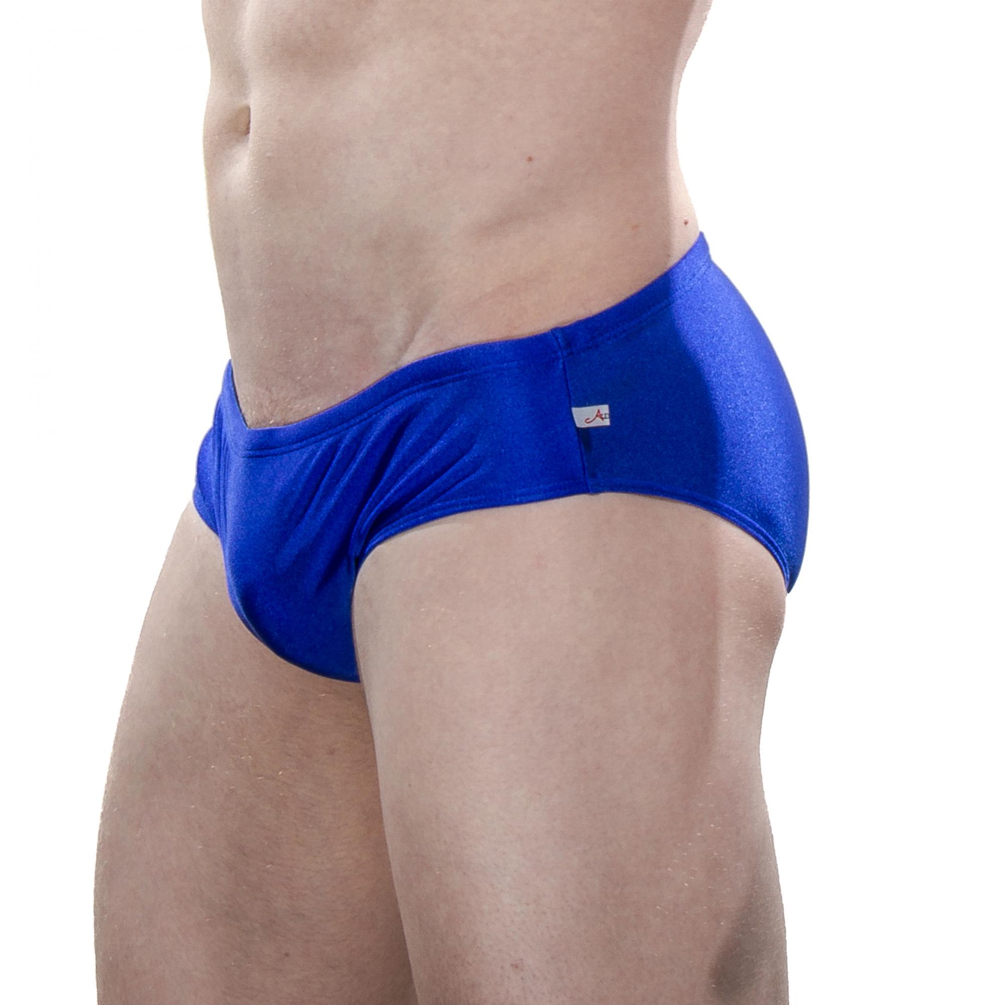Discover the range of men's swimwear at AlexanderS. Explore swim shorts, shorts and speedos for men in a variety of colours and lengths. Buy now at AlexanderS.